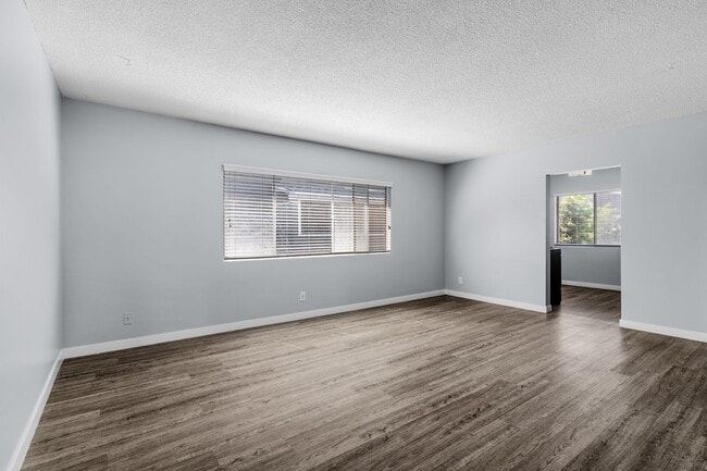 Building Photo - 539 E 11th St Rental