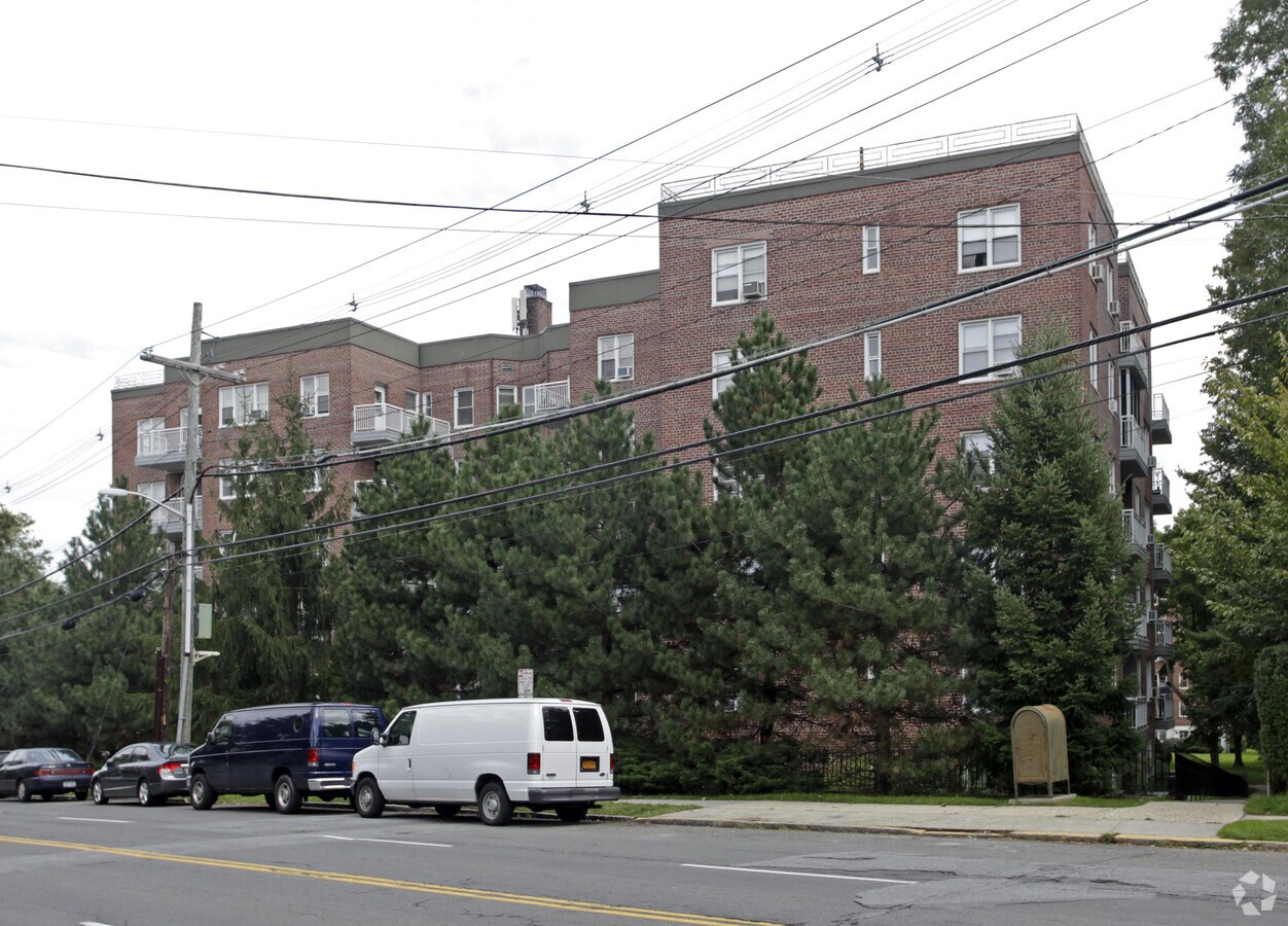 Photo - Wykagyl Country Club Apartments