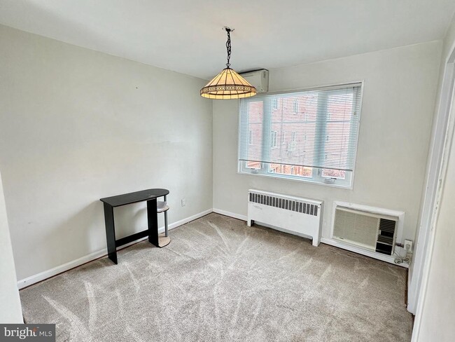 Photo - 10413 Montrose Ave Unidad M-201