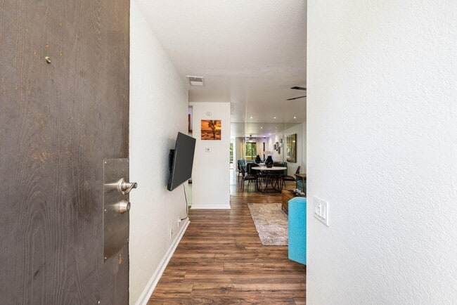 Photo - 2812 N Auburn Ct Unit F207