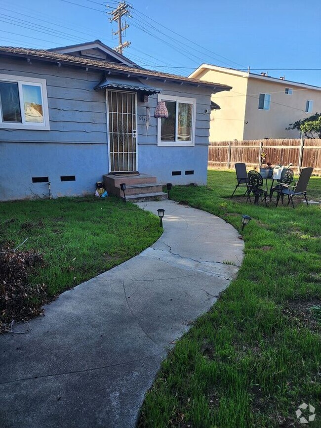 Building Photo - Vintage 1BR/BA Cottage with Garage and HUG... Rental