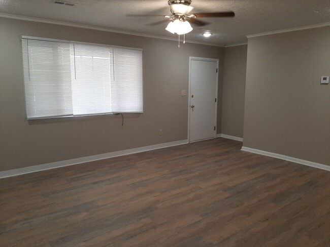 Photo - Totally Updated! New kitchen! 2 Living Areas! Kickapoo School District! $1,295