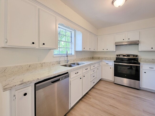 Photo - BEAUTIFUL RECENTLY REMODELED LEASE HOME IN HUNTSVILLE, TEXAS