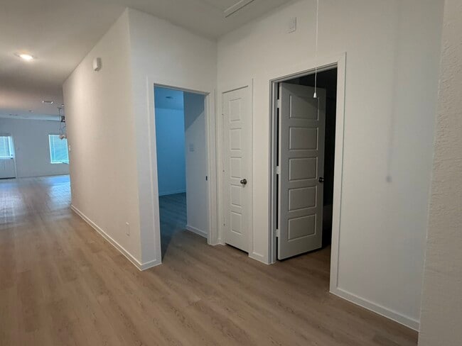 Photo - 523 Robin Ct