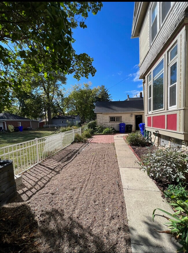 Photo - 821 N Oneida St Unit Upper