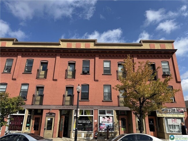Building Photo - 829 E 4th St Unit 1 Rental