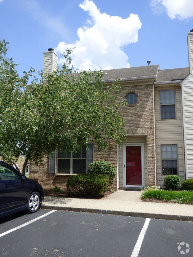 Building Photo - COMING SOON! Lovely Townhouse in Tates Cre...