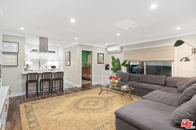 Building Photo - 960 Larrabee St Unit 105