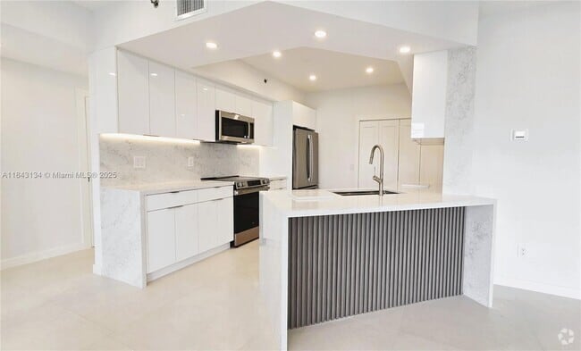 Building Photo - 3215 NE 184th St Unit 14407 Rental