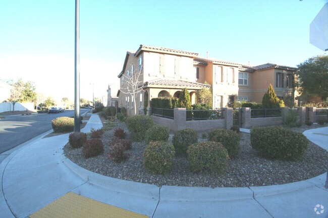 Building Photo - 3 bed, 2 1/2 bath, 2 car garage townhome i...