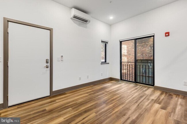 Building Photo - 1935 E Hazzard St Unit 304