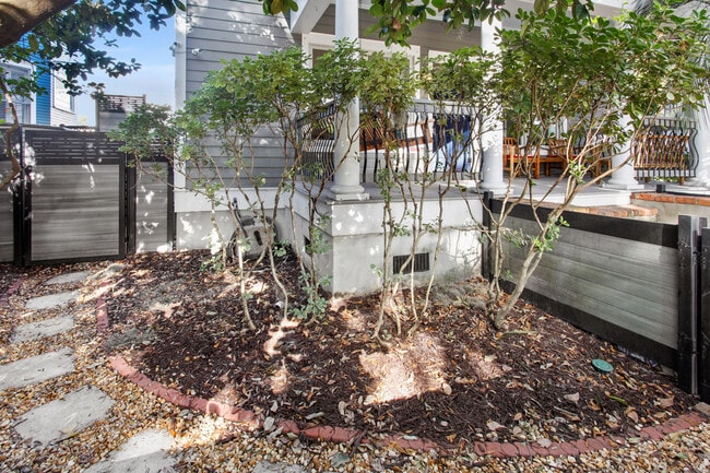 Photo - 102 W 36th St