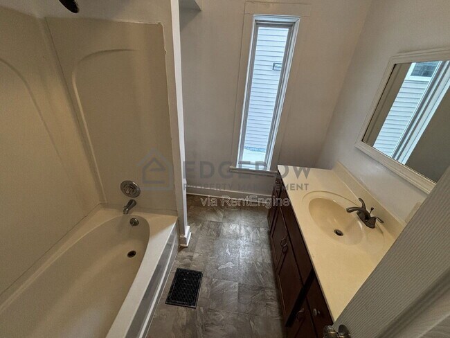 Photo - 1010 Helen St NE