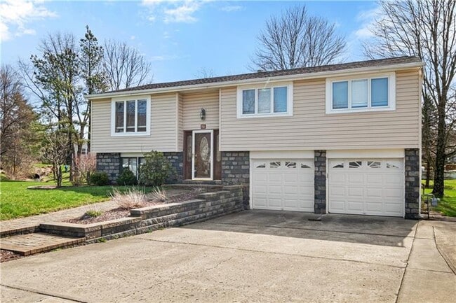 Building Photo - 16 Wheatfield Dr