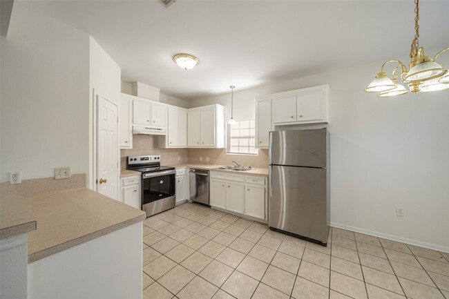 Photo - 5502 Finch St
