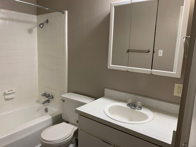 Baño - A&M Courtyard Apartments