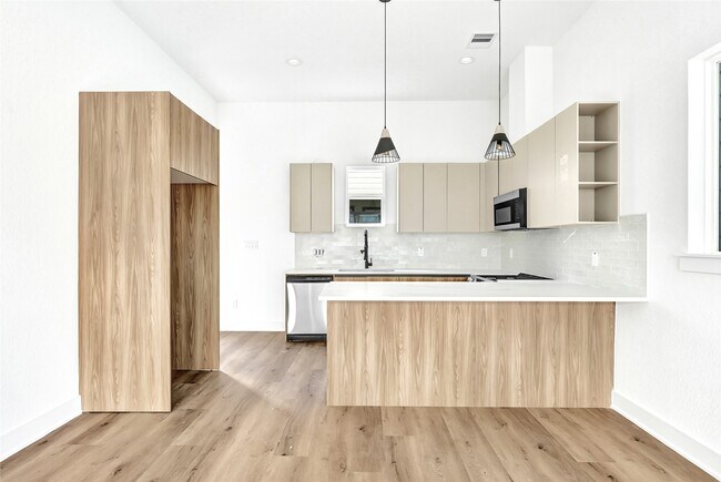 Photo - 2595 Paul Quinn St