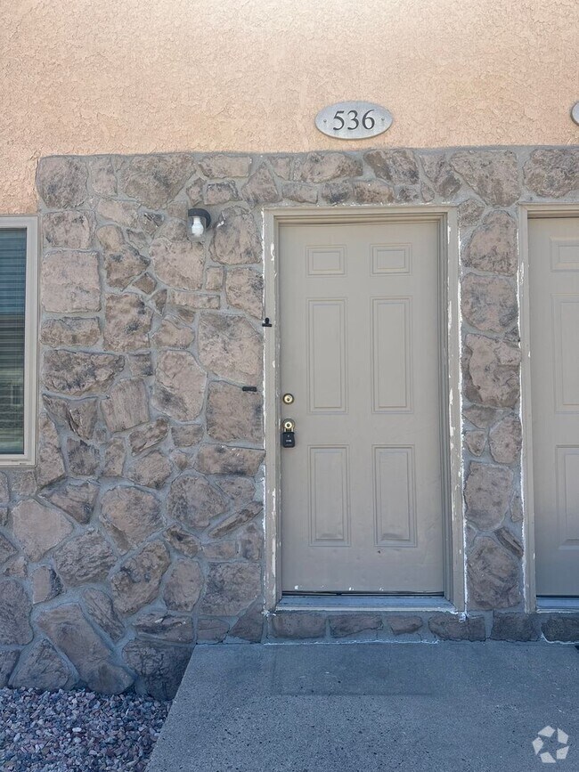 Building Photo - Two Bedroom, One and Half Bathroom Townhom... Rental