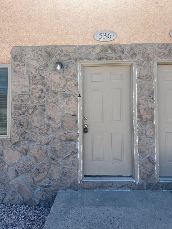 Two Bedroom, One and Half Bathroom Townhom... - Two Bedroom, One and Half Bathroom Townhom... House