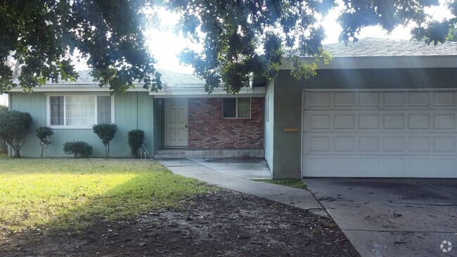 Building Photo - Available NOW!!! Pleasant 3 bedroom/2 bath... Rental