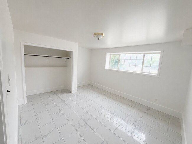Building Photo - 5242 S Hamlet Cir