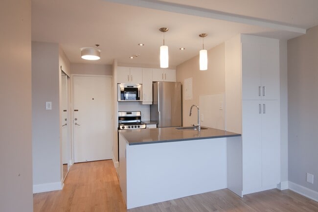 Building Photo - 3455 Rue Aylmer Unit 1002