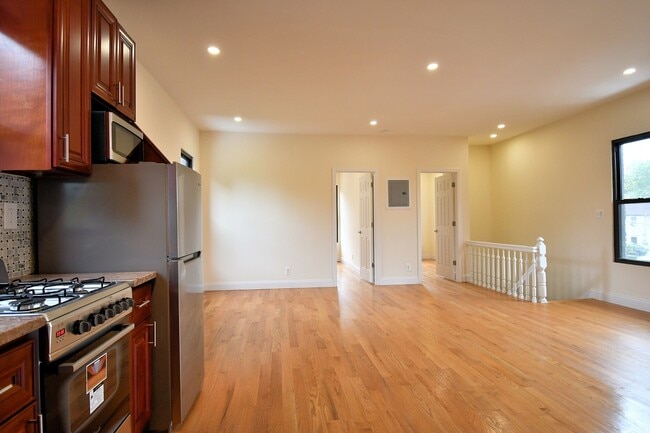 Photo - 2211 De Reimer Ave