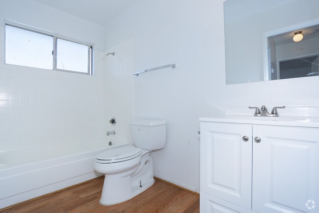 1BR, 1BA - 600 SF Bathroom