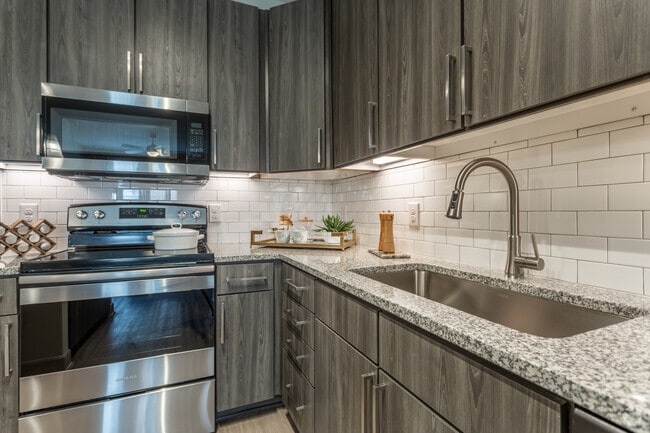 1BR, 1BA - 710SF