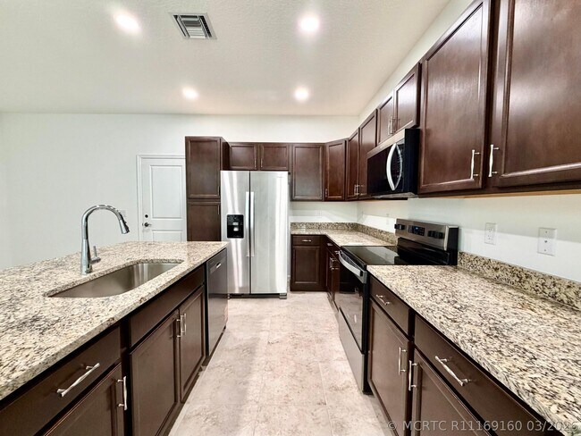 4093 Longwood Lake Sq