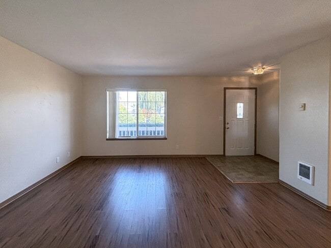 Photo - 882 Smith St