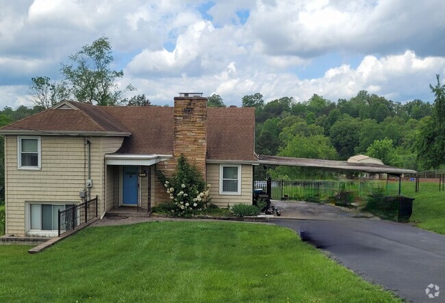 Building Photo - Tri level 3b2b home for rent with fenced i...