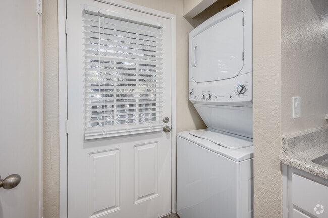 1BR, 1BA - 700SF - Laundry