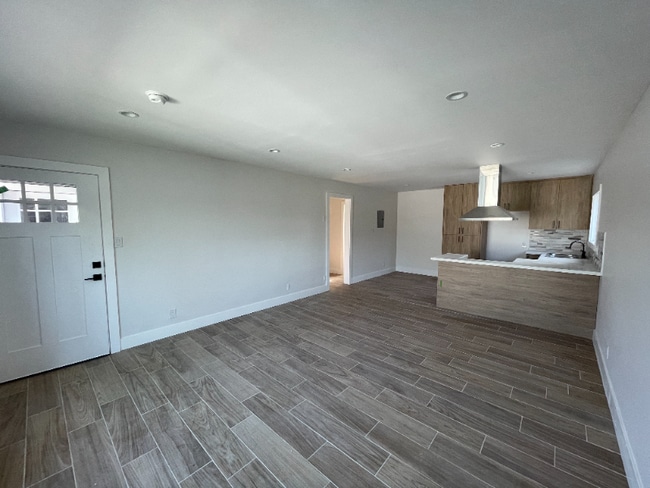 Building Photo - 7337 Woodley Ave Unit 8 Rental