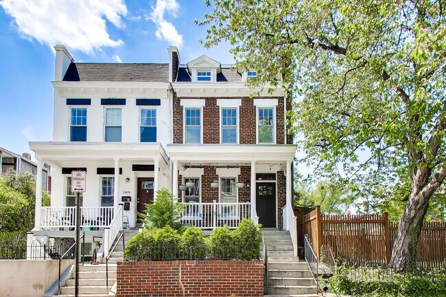 Building Photo - Charming 2bd/2.5ba LeDroit Park Home Available