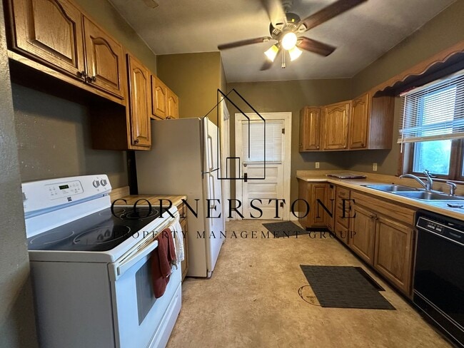 Photo - 122 E Pleasant St