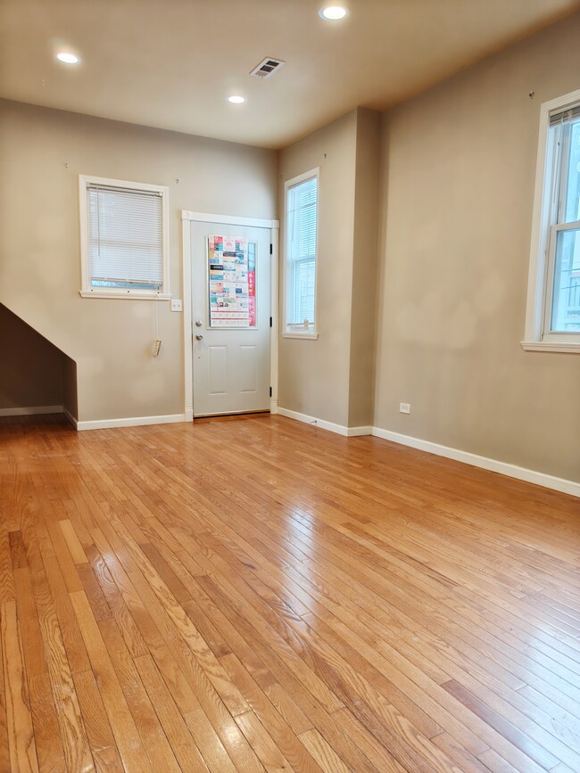 Photo - 3149 S Emerald Ave Unidad 2R