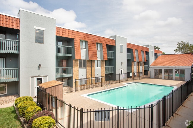 Garden Pines Salt Water Pool - Garden Pines Rental