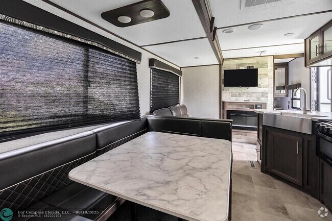 Building Photo - 14500 Carver Dr Unit 14500-14500 Rental