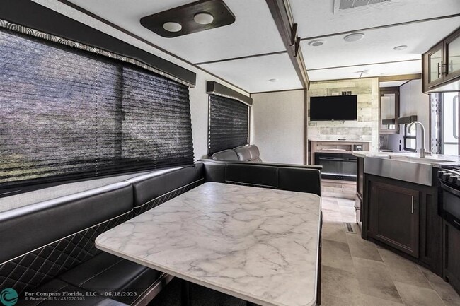 Building Photo - 14500 Carver Dr Unit 14500-14500 Rental