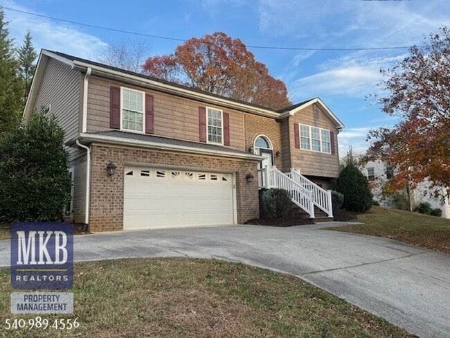 Building Photo - 3 Bedroom 3 Bathroom Split Entry Rental