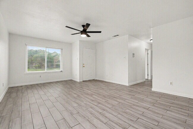 "Charming 3-Bedroom Retreat- Creek Crossing Estate, Mesquite TX"