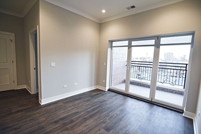 Photo - 957 W Irving Park Rd