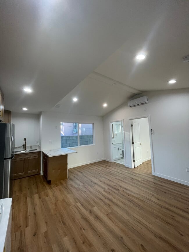 Photo - 1346 W 37th St