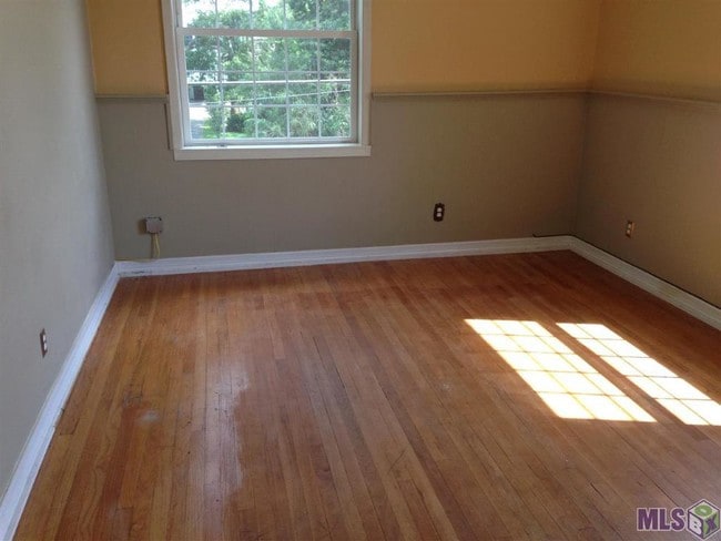 Building Photo - 659 W Main St Rental