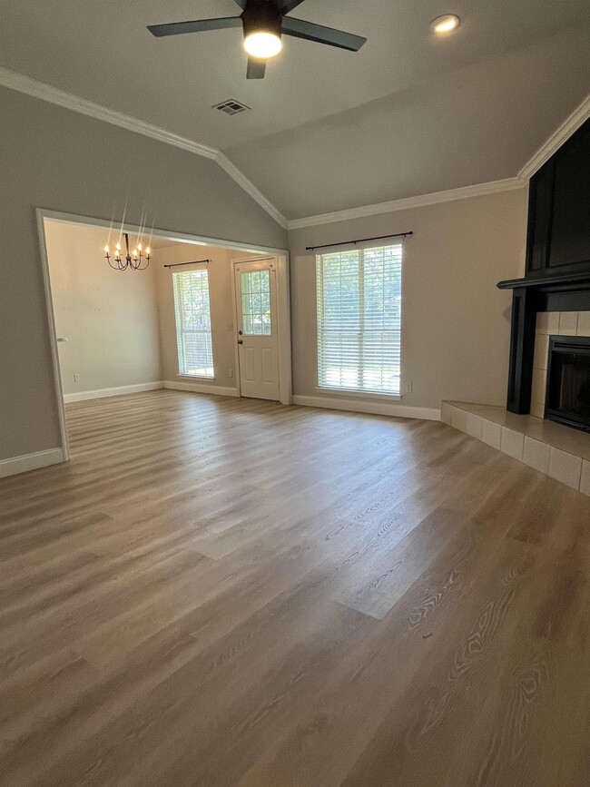 Photo - 401 Whitehouse Ln