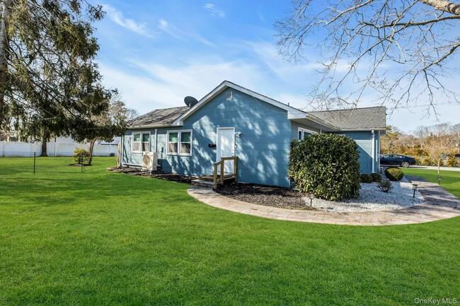 Photo - 13 Argonne Rd W