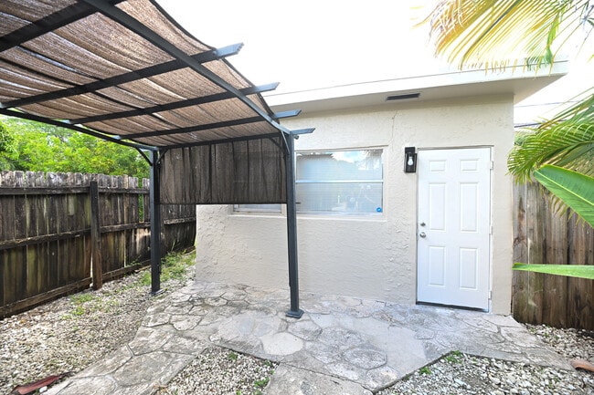 Building Photo - 1504 NW 4th Ave Unit B Rental