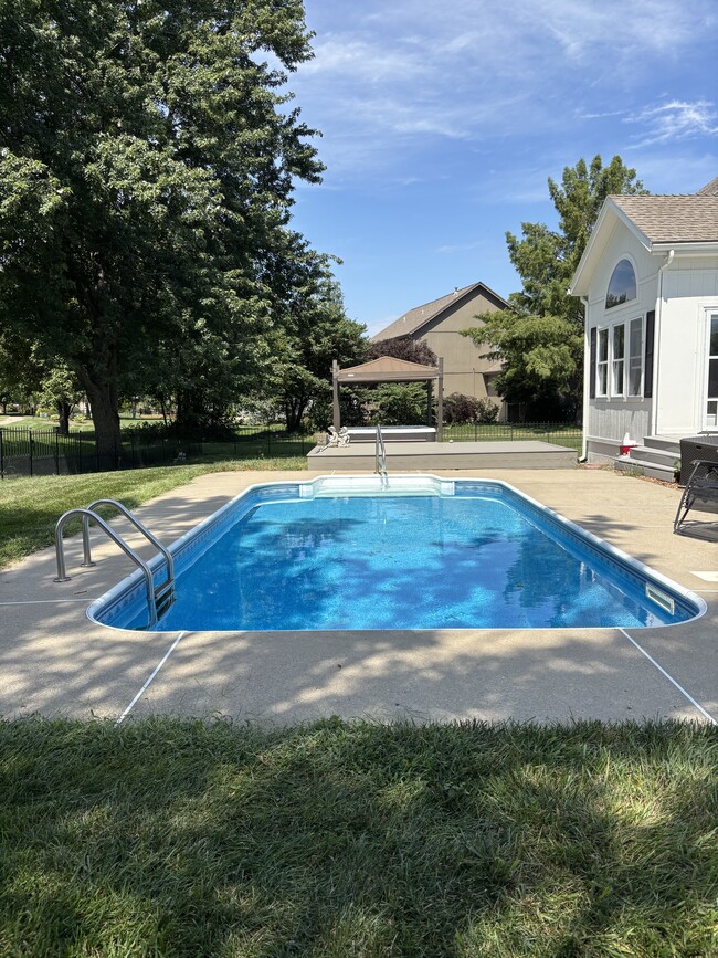 Building Photo - 4320 SW Gull Point Dr