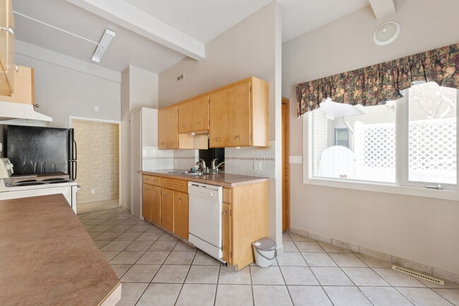 Photo - 1704-1748 48 Ave SW